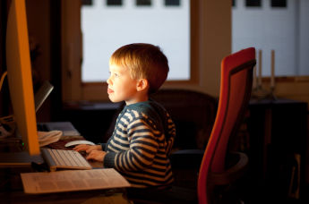 Ребенок за компьютером 