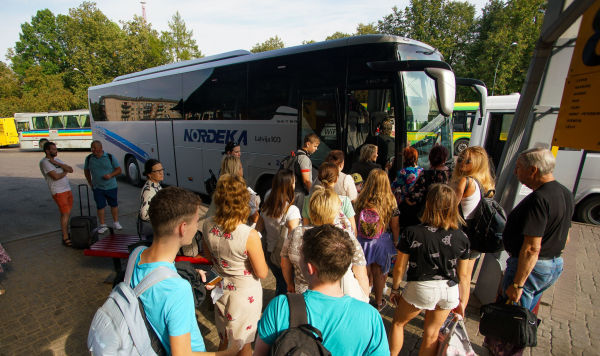 Пассажиры ожидают посадки на автобус Даугавпилс - Рига