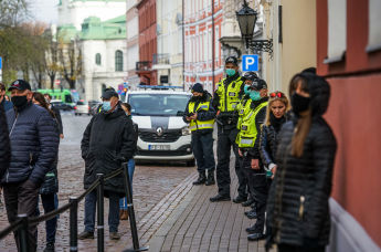 Митинг протеста против латвийского бюджета 2021