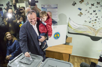 Кандидат в президенты Молдавии от социалистов Игорь Додон проголосовал в Кишиневе  