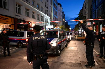 Полицейские блокируют улицу после перестрелки в Вене