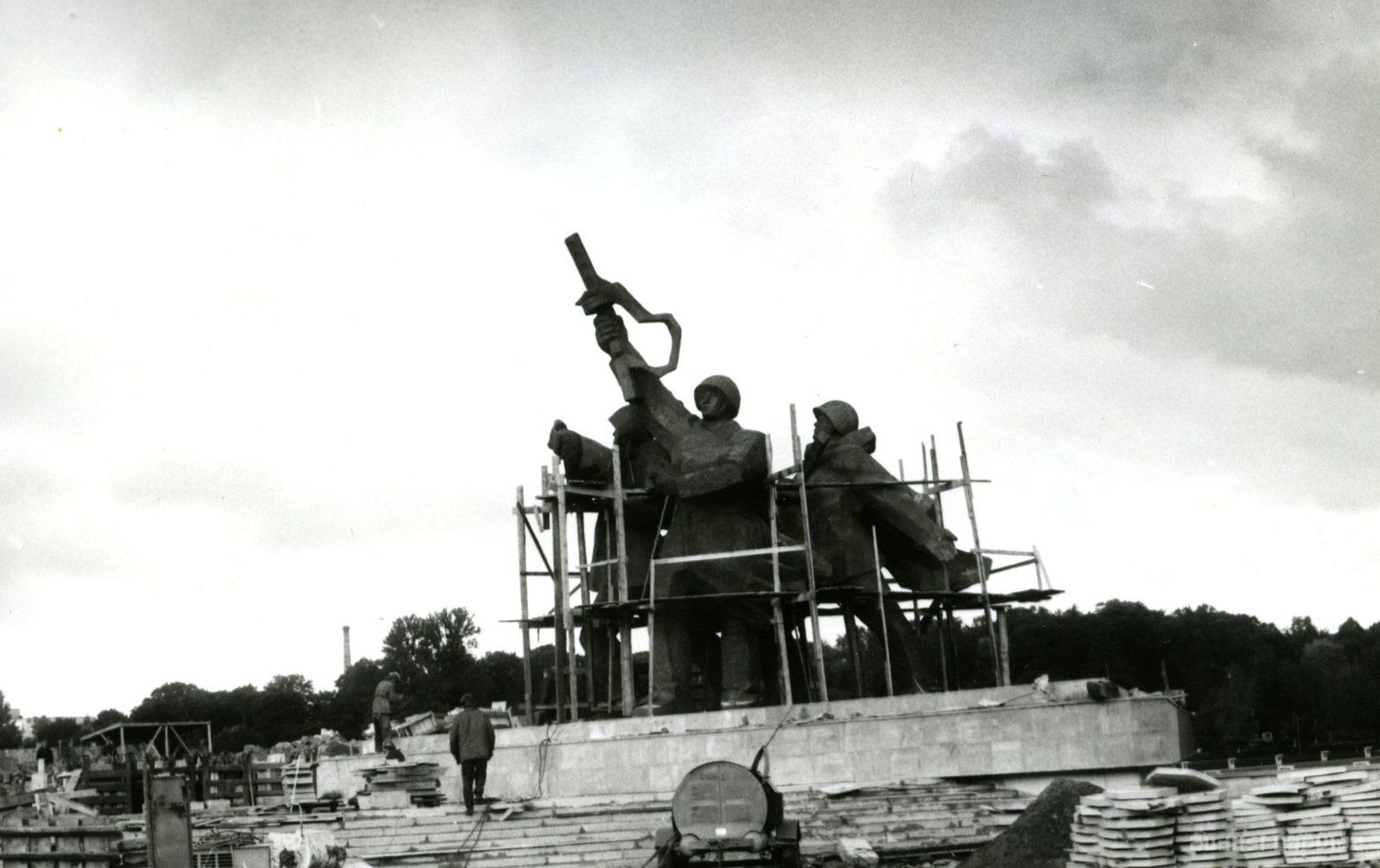 Строительство памятника воинам Советской Армии — освободителям Советской Латвии и Риги от немецко-фашистских захватчиков