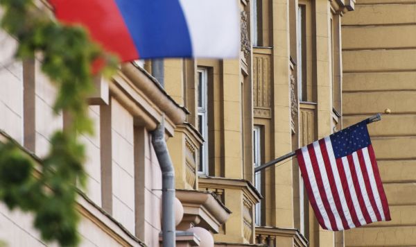 Государственные флаги России и США на здании американского посольства в Москве. С 23 августа США приостанавливают выдачу неиммиграционных виз в России.