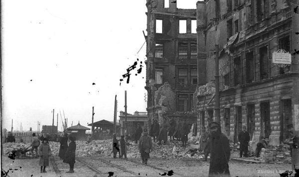 Вид на развалины зданий Рижской набережной после поражения армии Бермонта, 1919 год