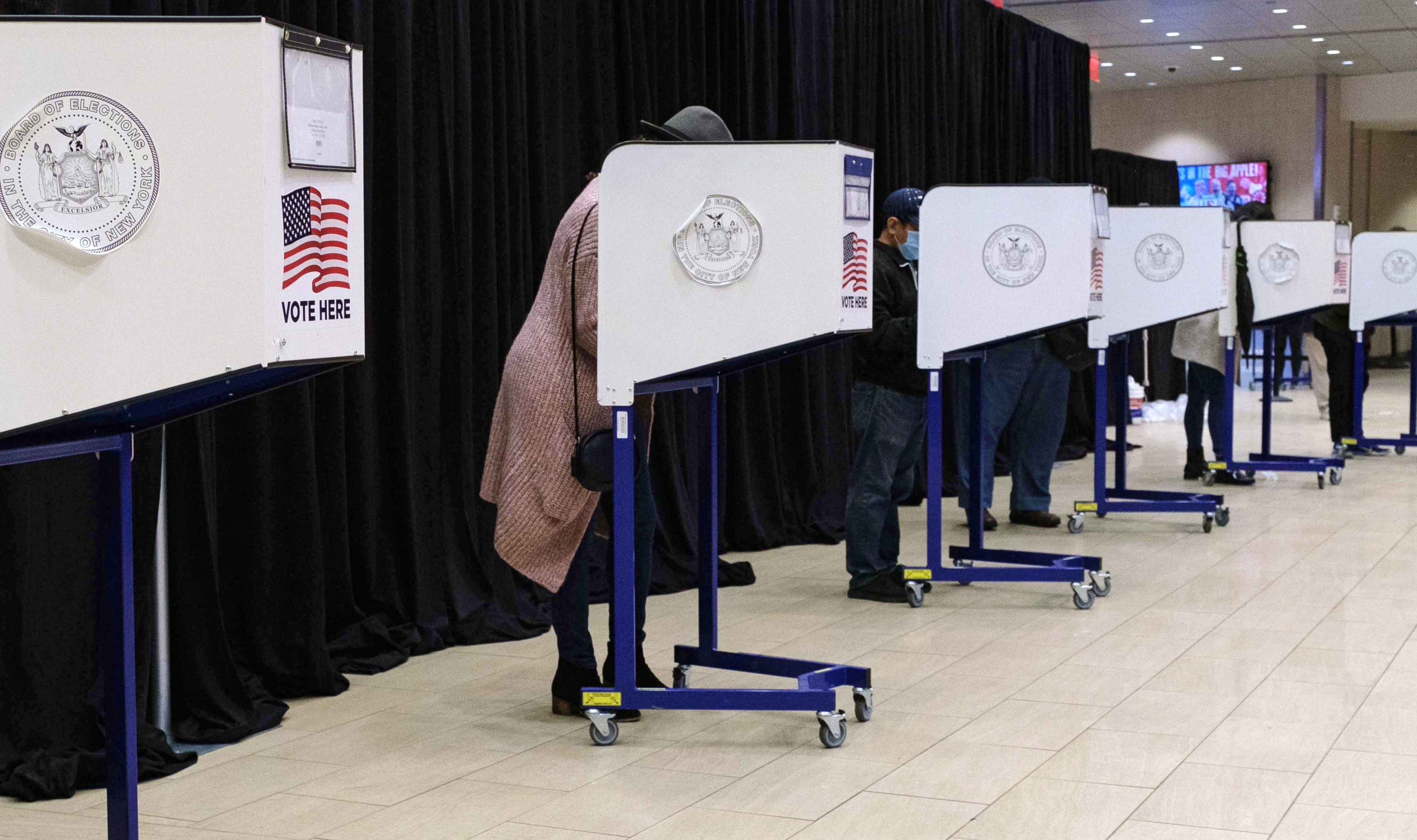 Избиратели во время досрочного голосования на выборах президента США