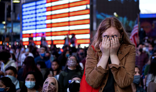 Девушка на Таймс-сквер после объявления результатов выборов президента США, 7 ноября 2020 