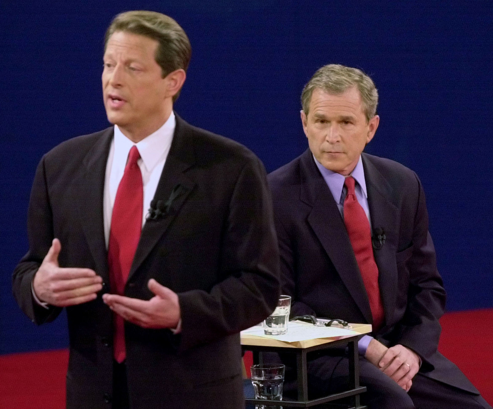 Кандидат в президенты США Вице-президент Эл Гор (слева) и кандидат Губернатор Техаса Джордж Буш наблюдает на дебатах в Вашингтонском университете в Сент-Луисе, 17 октября 2000 года