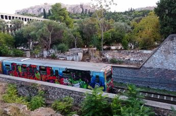 Вагоны с граффити, расписанные греками и армянами, возмущенными политикой экспансии турецкого президента Эрдогана, Афины, октябрь 2020
