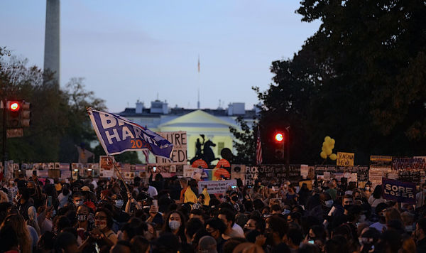 Сторонники кандидата в президенты США Джо Байдена проводят митинг возле Белого дома в Вашингтоне, 8 ноября 2020 года