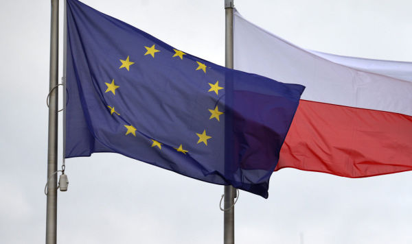 Флаги Евросоюза и Польши