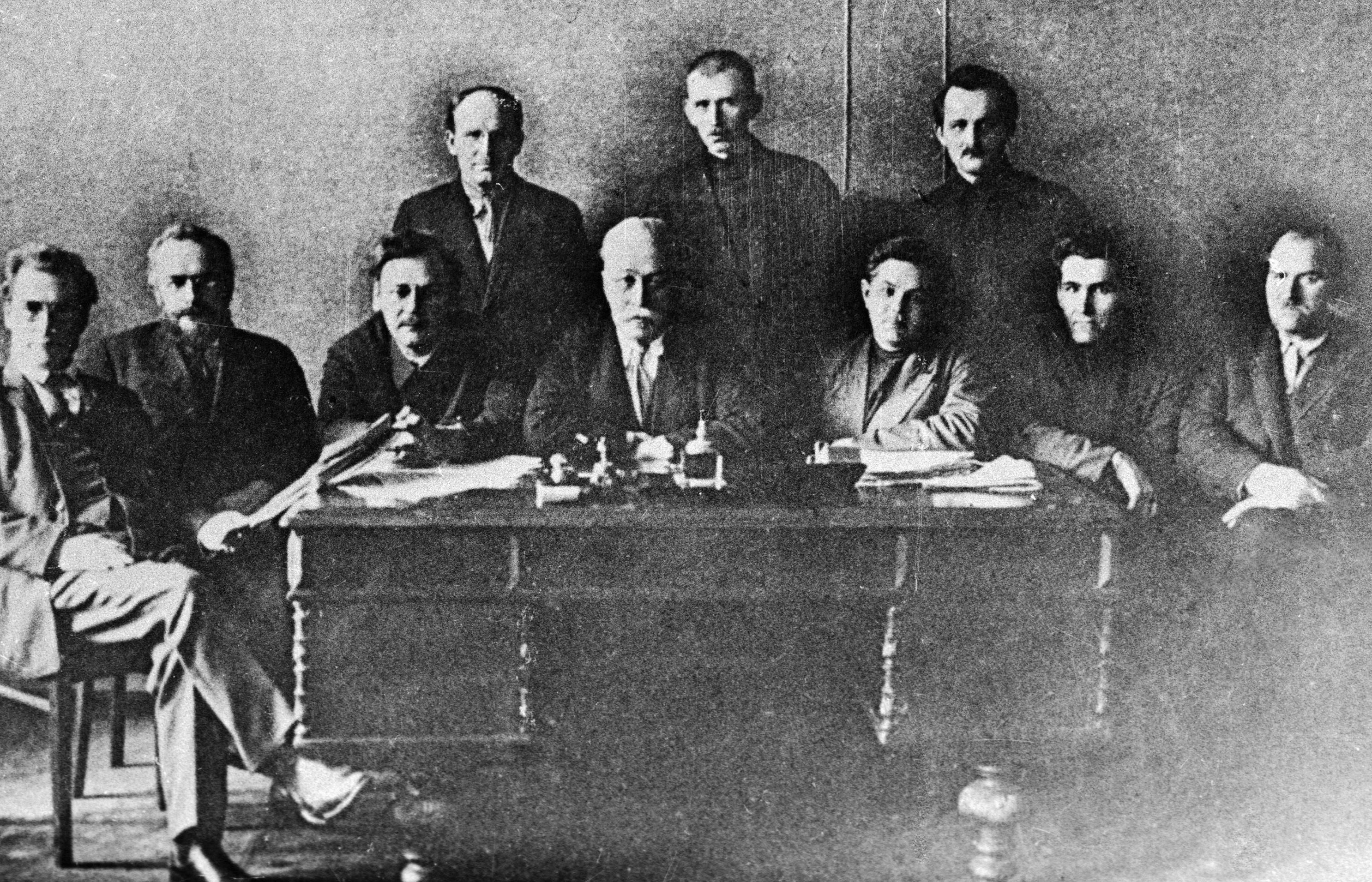 Члены первого правительства Советской Латвии во главе с видным революционным деятелем, соратником В. И. Ленина Петром Стучкой (в центре), 1918 год