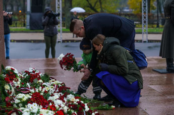 Латвийцы возлагают цветы у памятника Свободы в День независимости