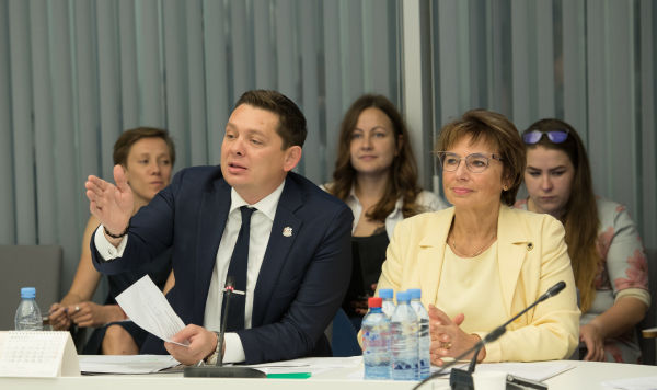 Артусс Кайминьш и Дагмара Бейтнере-Ле Галл на заседании комиссии