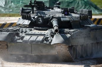 Танк Т-90 во время динамического показа современных и перспективных образцов вооружений в рамках IV Международного военно-технического форума "Армия-2018" в Кубинке.