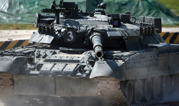 Танк Т-90 во время динамического показа современных и перспективных образцов вооружений в рамках IV Международного военно-технического форума "Армия-2018" в Кубинке.