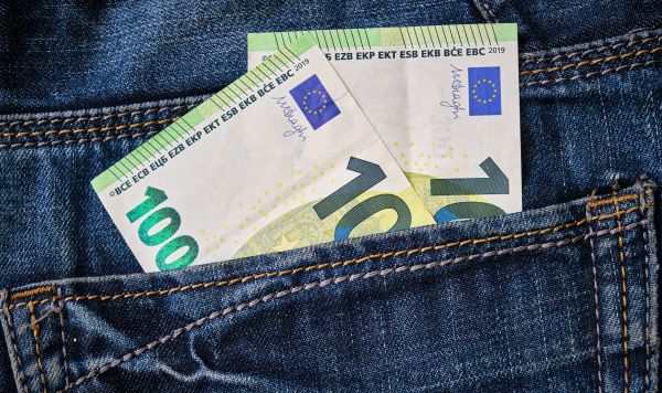 Купюра евро в кармане