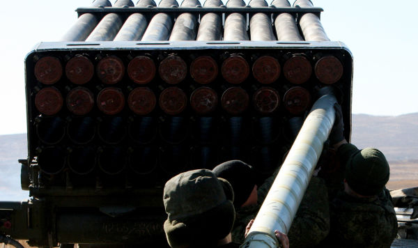 Военнослужащие заряжают реактивную артиллерийскую установку "Торнадо"