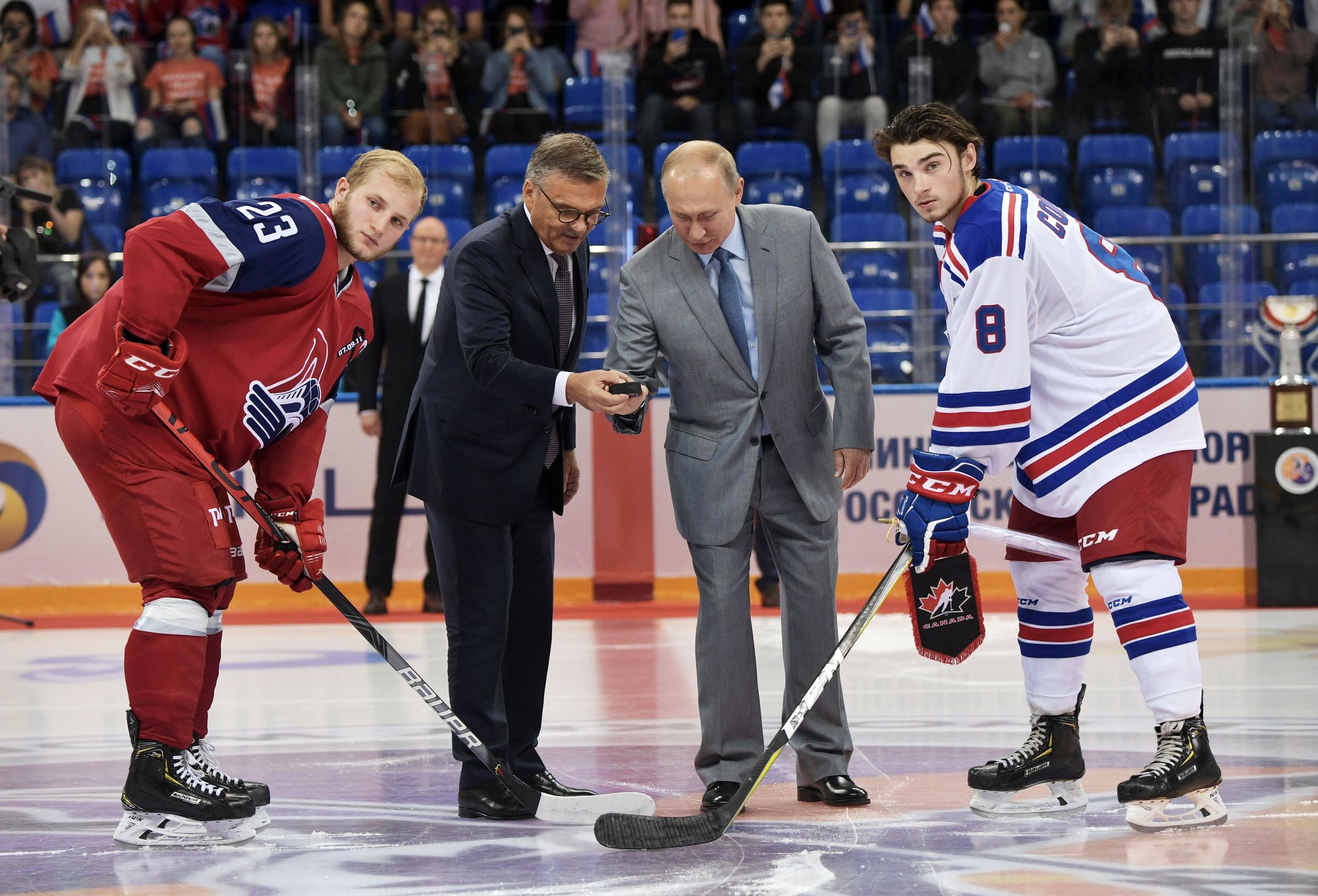  Президент РФ Владимир Путин и президент Международной Федерации хоккея (ИИХФ) Рене Фазель 