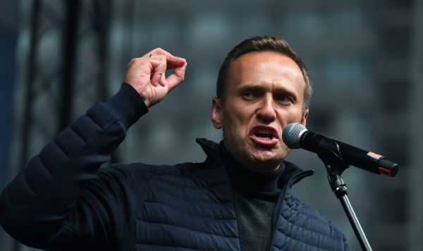 Политик Алексей Навальный выступает на согласованном митинге в поддержку фигурантов "московского дела" на проспекте Академика Сахарова в Москве