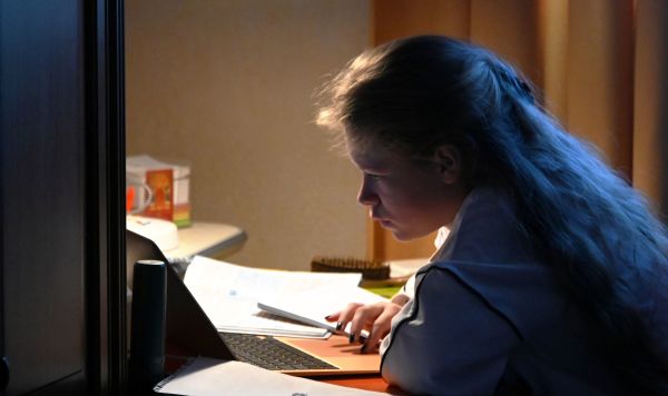 Девочка во время онлайн занятия у себя дома