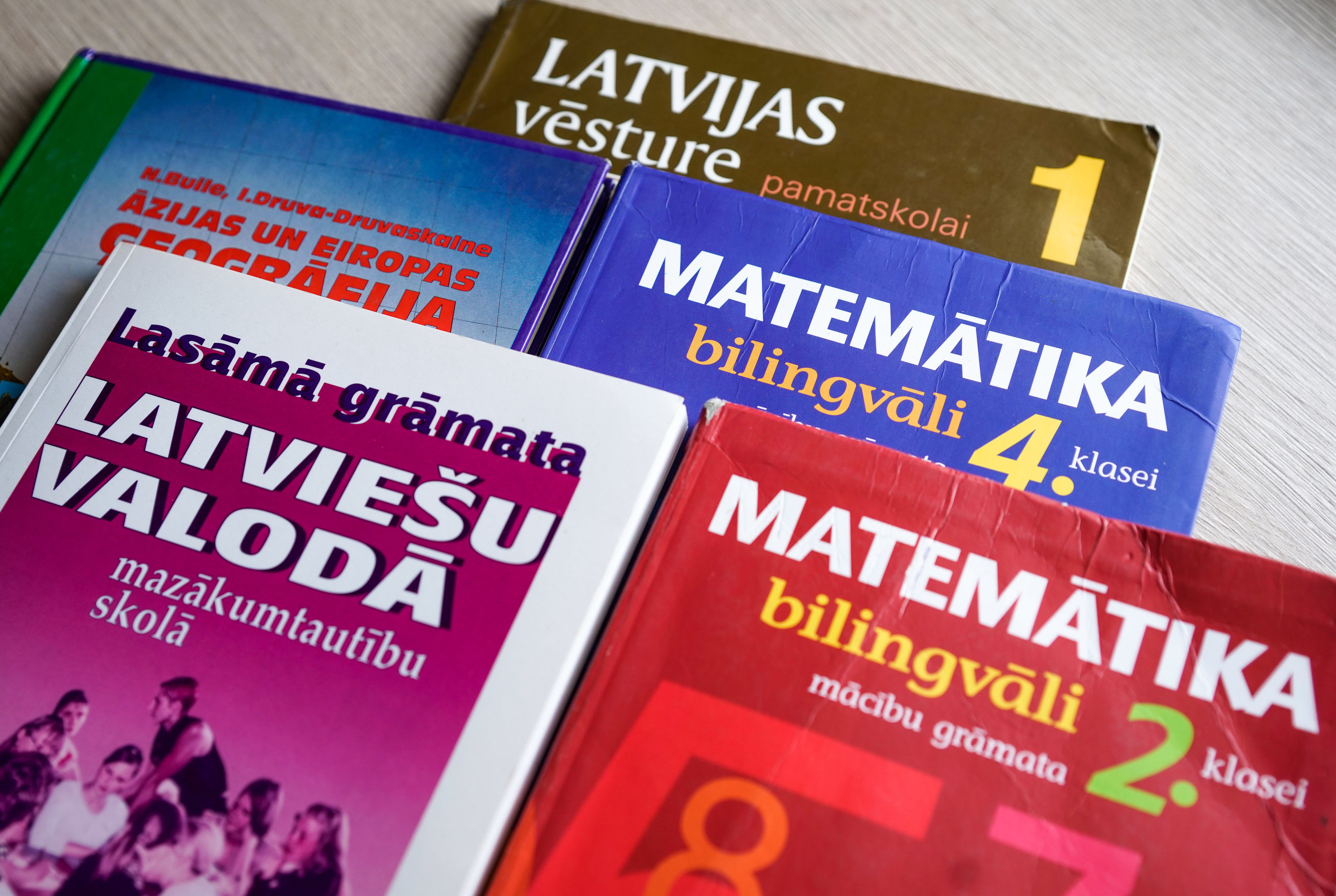 Учебники, по которым учатся дети в русской школе в Латвии.