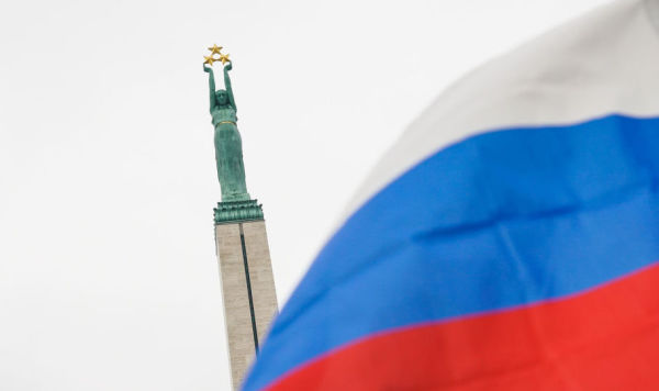 Флаг России на фоне Памятника Свободы в Риге