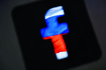 Логотип социальной сети "Фейсбук" на фоне российского флага