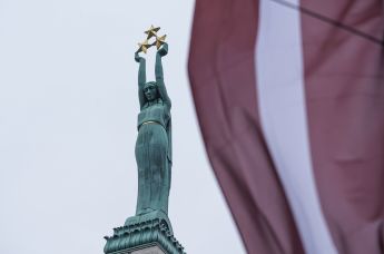 Памятник Свободы и флаг Латвии