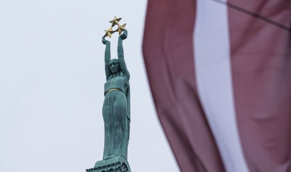 Памятник Свободы и флаг Латвии