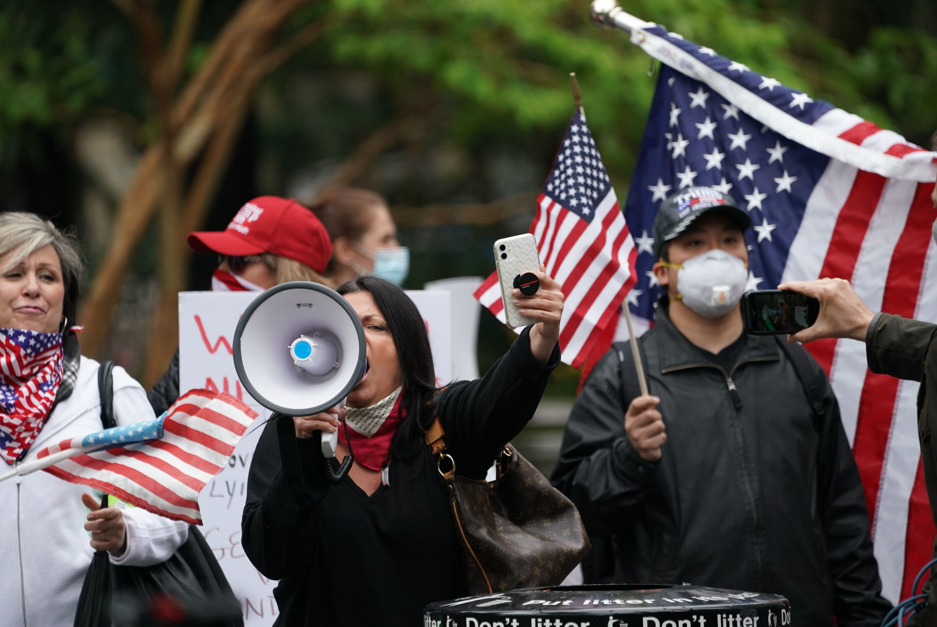Участники акции Rally to Free New York с требованием отмены карантина в США у здания мэрии Нью-Йорка