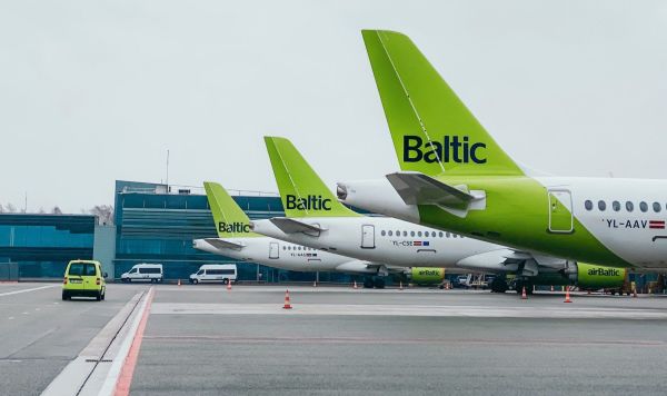 Самолеты  латвийского авиаперевозчика airBaltic в Рижском аэропорту