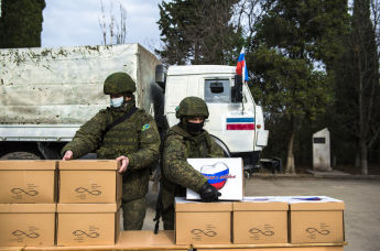 Российские военные раздают гуманитарную помощь жителям города Мартакерт в Нагорном Карабахе, архивное фото