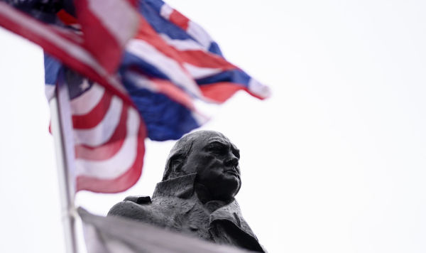 Памятник Уинстону Черчиллю на площади Парламента в Лондоне вблизи Вестминстерского дворца, где проходят торжественные мероприятия, посвященные выходу Великобритании из ЕС (Brexit Party). С