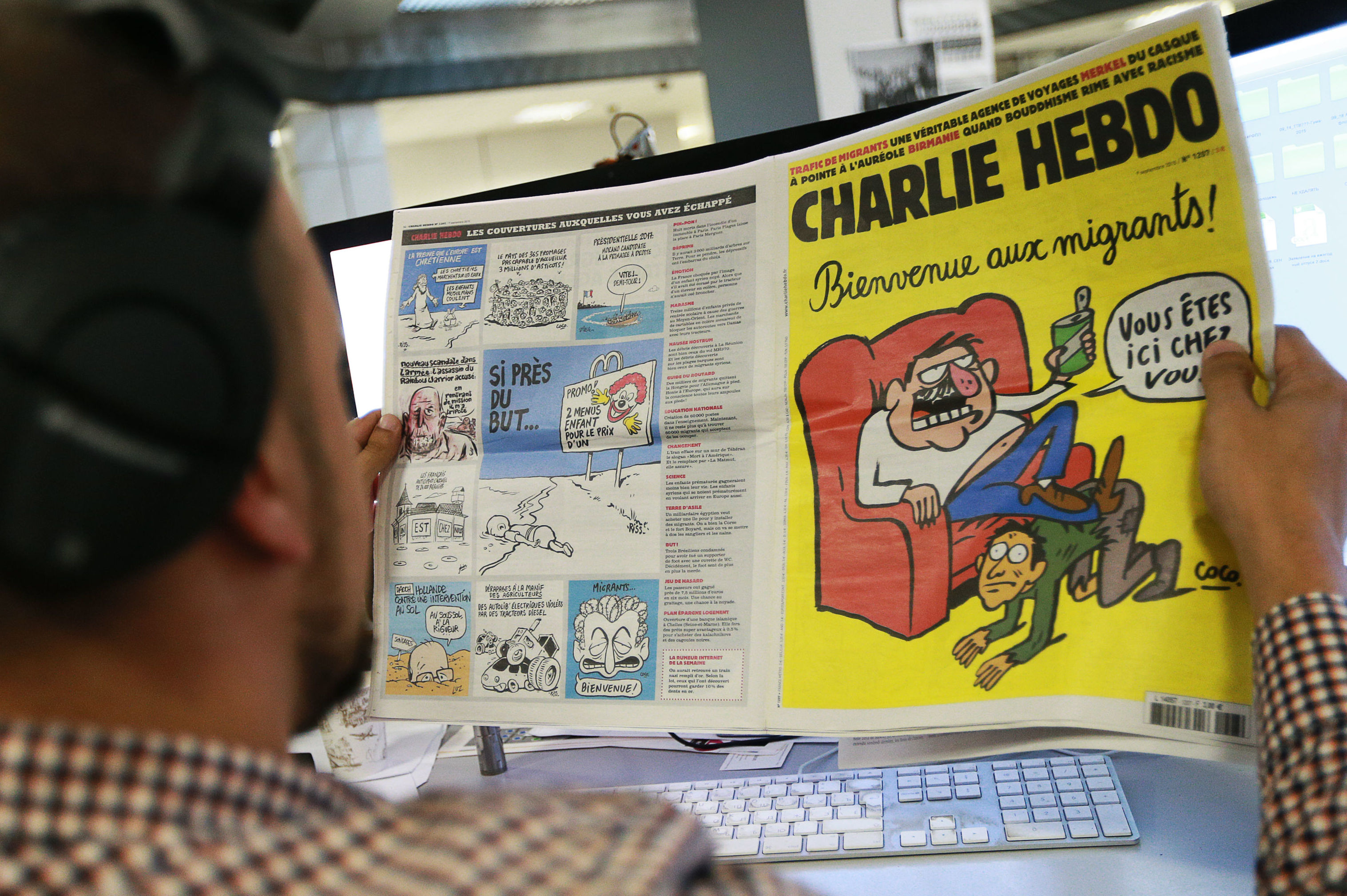 Французское сатирическое издание Charlie Hebdo опубликовало карикатуры, главным героем которых стал утонувший у греческих берегов сирийский мальчик Айлан Курди, ставший символом трагедии беженцев.