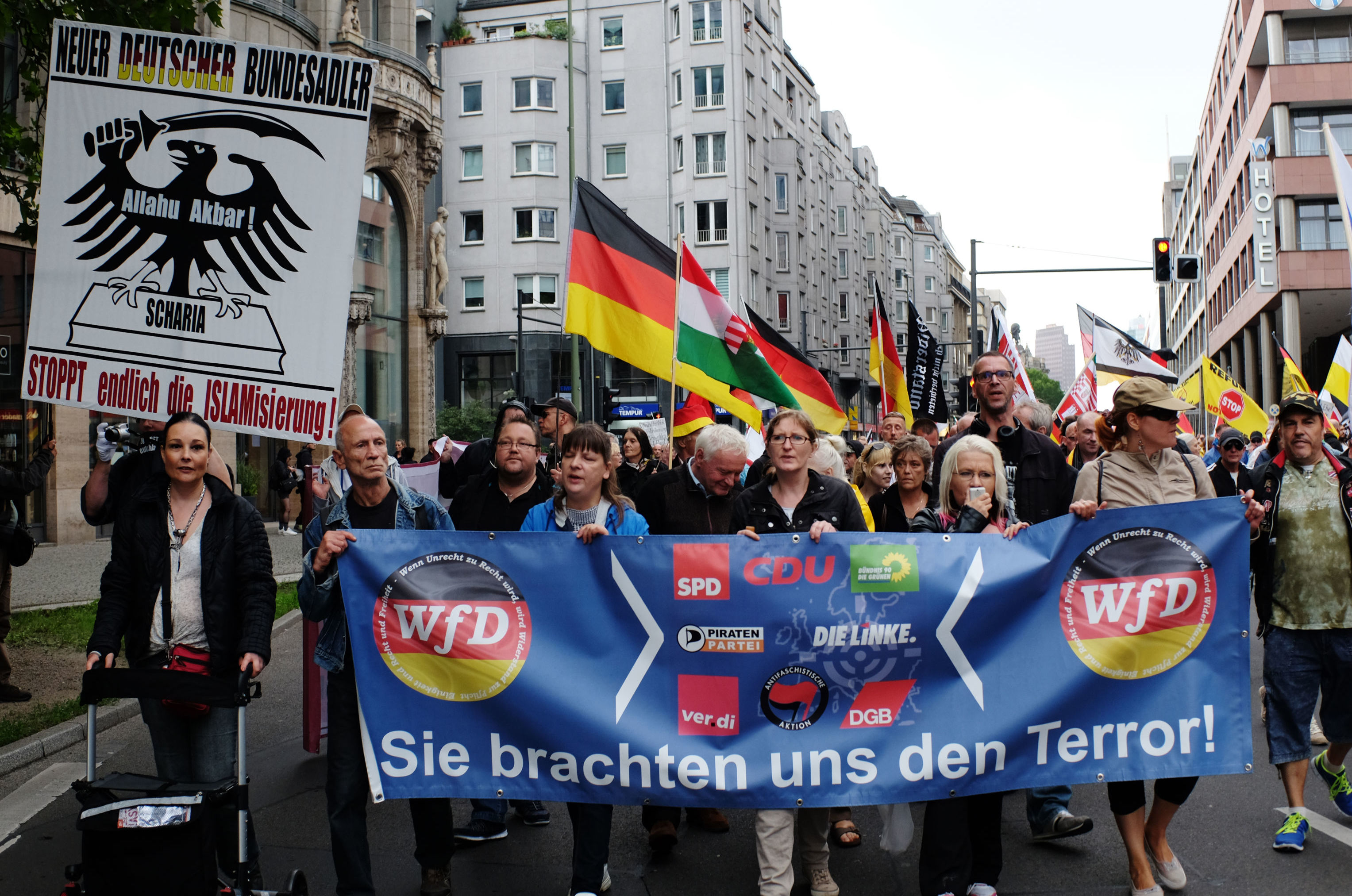 Участники акции против про-иммигрантской политики канцлера Германии Ангелы Меркель в Берлине.