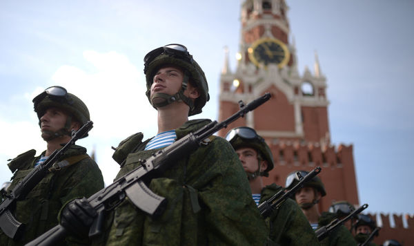 Военнослужащие на Красной площади в Москве во время празднования Дня Воздушно-десантных войск