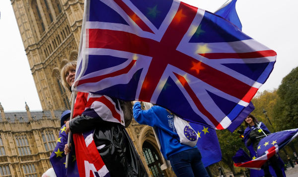 Девушка с флагами Великобритании и ЕС