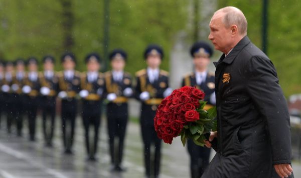 Президент РФ Владимир Путин возложил цветы к Могиле Неизвестного Солдата в Александровском саду, Москва, 9 мая 2020