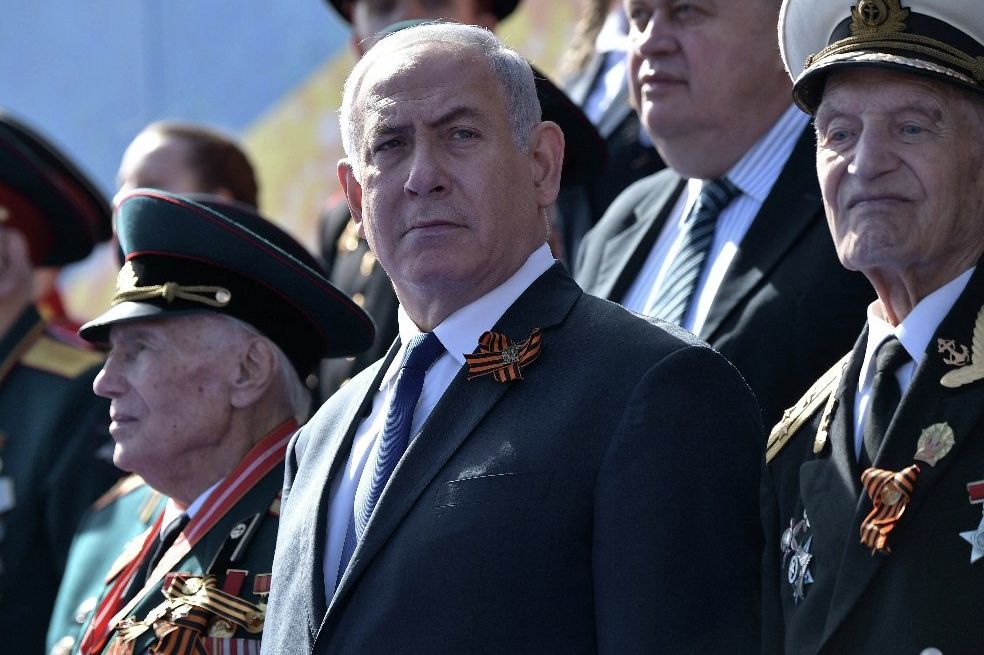 Премьер-министр Израиля Биньямин Нетаньяху (в центре) перед началом военного парада в ознаменование 73-й годовщины Победы в Великой Отечественной войне 1941–1945 годов на Красной площади в Москве.