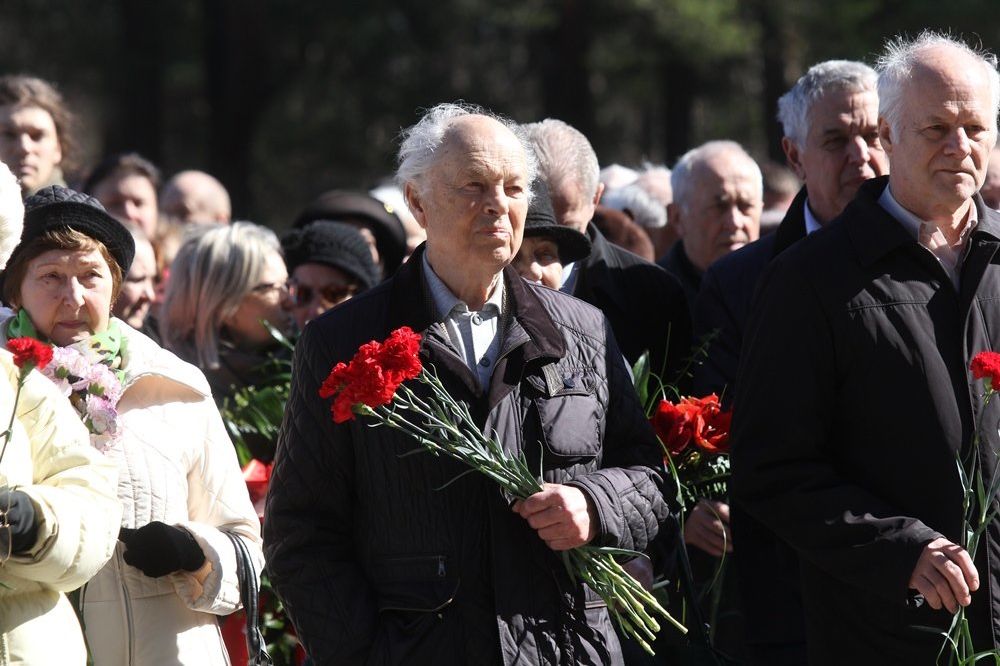 Торжественное возложение венков и цветов на территории Саласпилсского мемориального комплекса.