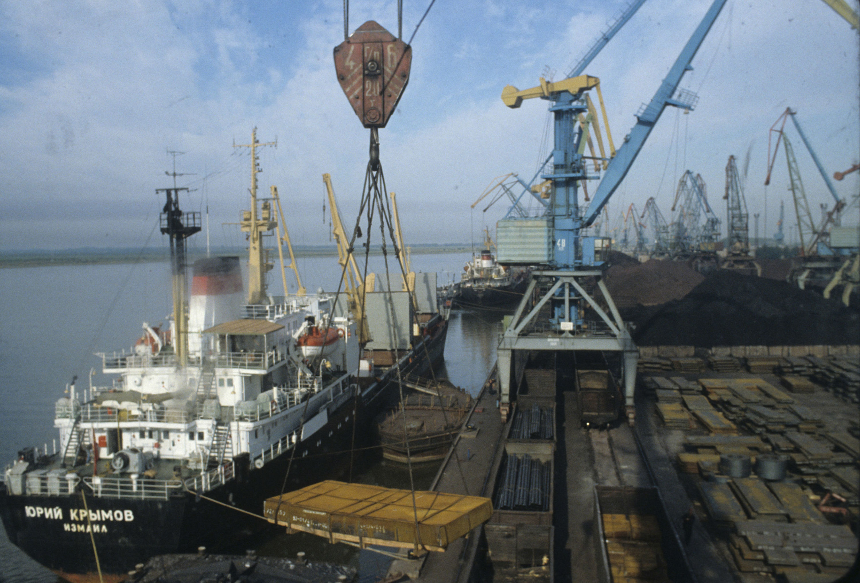 Измаильский морской торговый порт, расположенный в акватории Килийского устья реки Дунай, Украинская ССР.