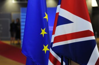 Флаги Евросоюза и Великобритании перед началом саммита ЕС в Брюсселе