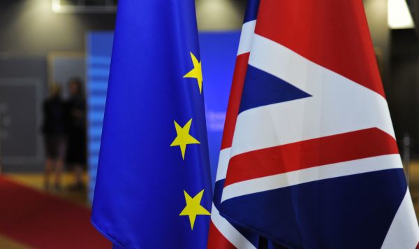 Флаги Евросоюза и Великобритании перед началом саммита ЕС в Брюсселе