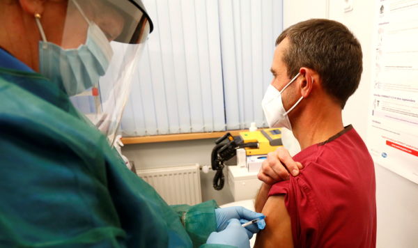 Вакцинация от коронавируса медицинского работника в госпитале Вентспилса