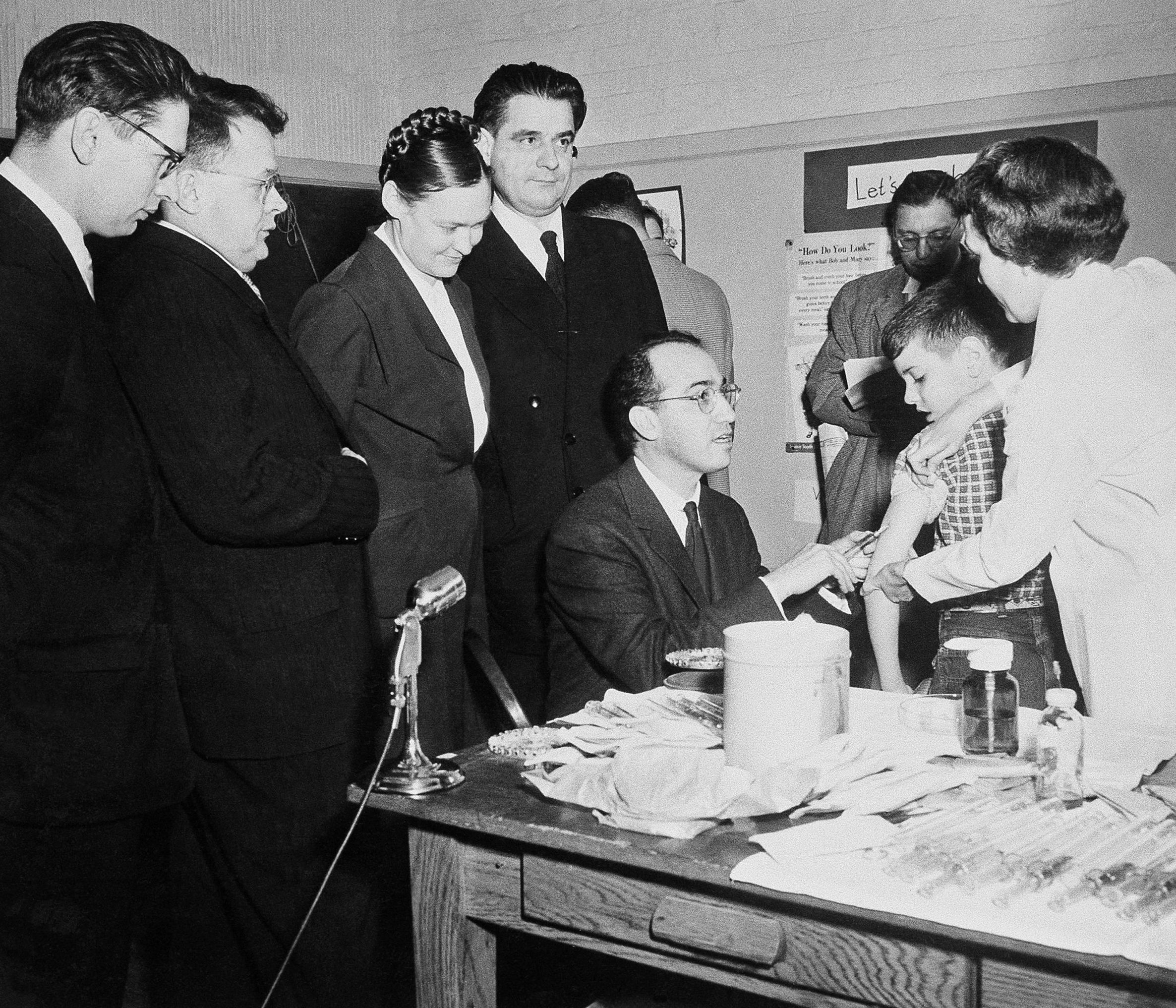 Делегация советских ученых и доктор Джонас Солк, изобретатель вакцины против полиомиелита,  в Питтсбурге, 30 января 1956 года
