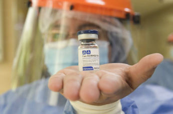 Медик держит российскую вакцину Sputnik V против COVID-19. Городская больница Буэнос-Айреса, Аргентина