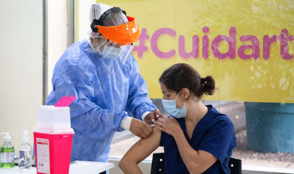 Пациент получает российскую вакцину Sputnik V против COVID-19 в городской больнице Буэнос-Айреса, Аргентина.