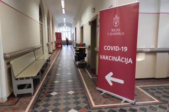 Информационный стенд о вакцинации от COVID-19 в 1 городской больнице города Риги