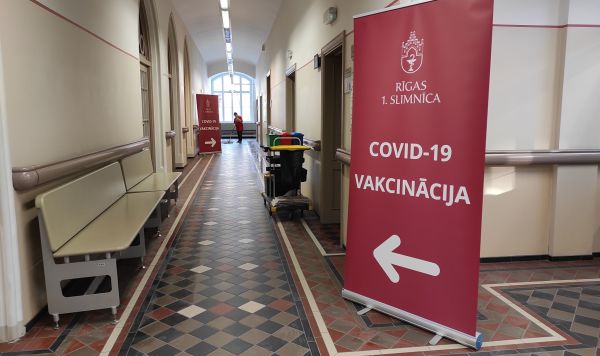 Информационный стенд о вакцинации от COVID-19 в 1 городской больнице города Риги