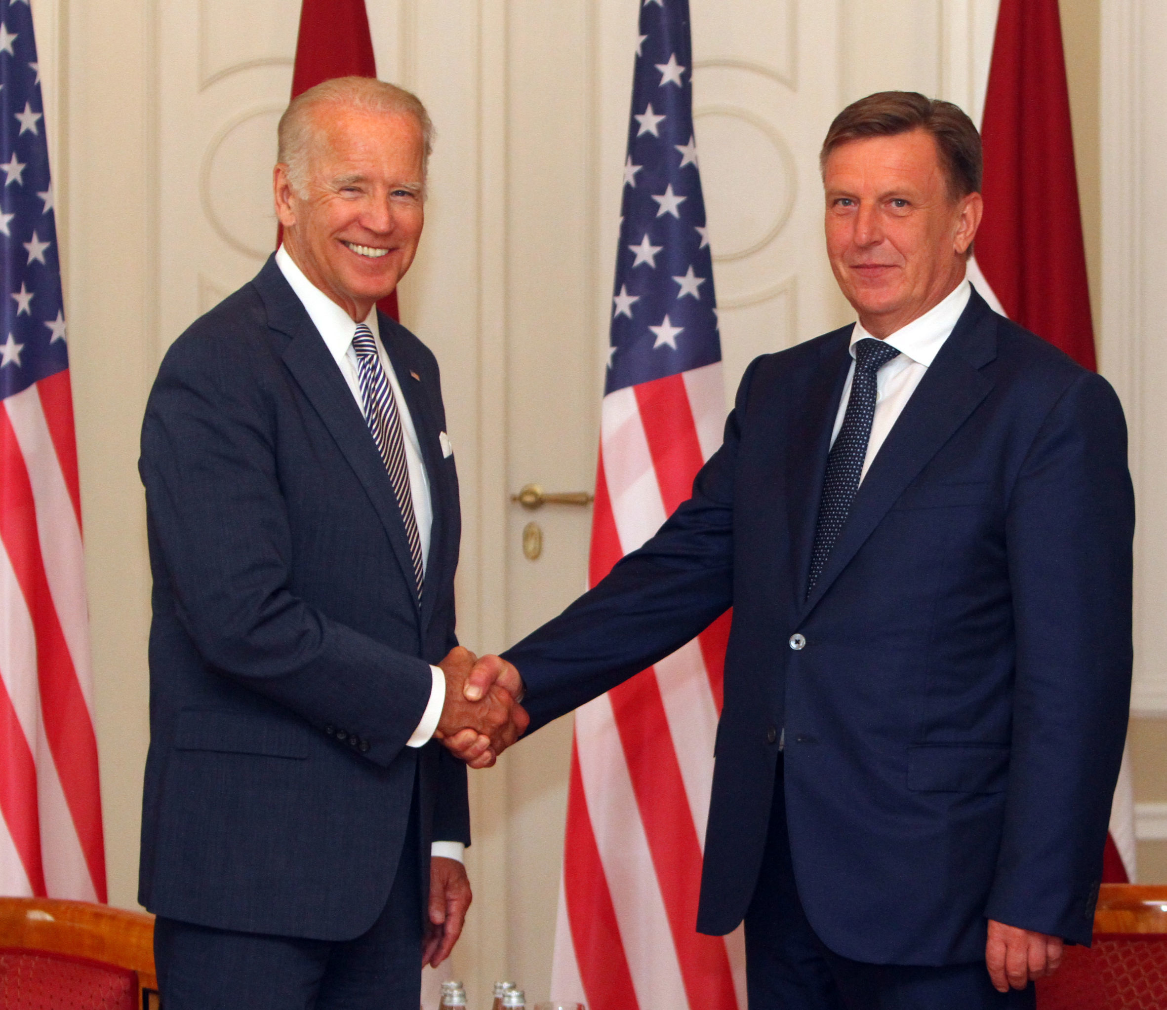 Вице-президент США Джо Байден (слева) и президент Латвии Раймонд Вейонис (справа) во время двусторонней встречи в Риге, 23 августа 2016 
